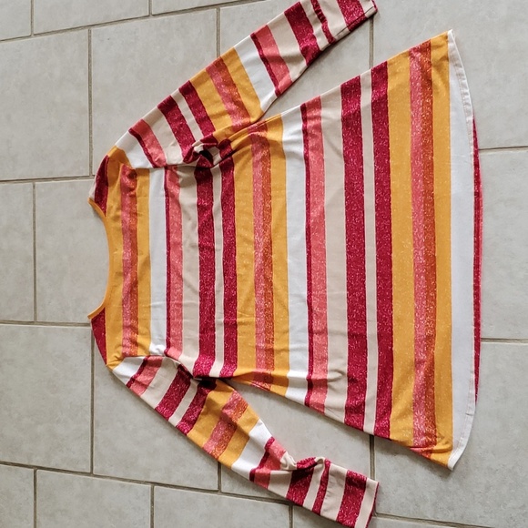 Lularoe LLR, size Medium Elizabeth, v neck long sleeve tee, like new condition - Picture 4 of 4